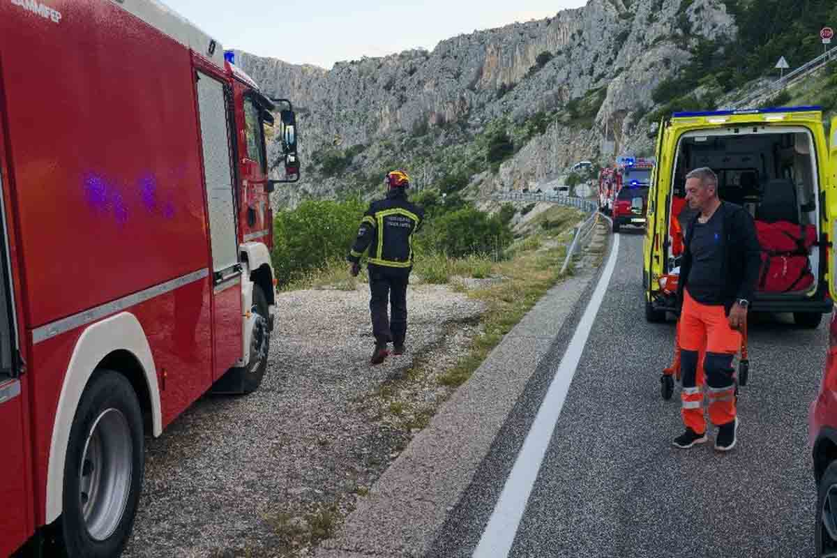 Čudo kod Makarske: Sletio u provaliju duboku 150 metara i sam izašao iz smrskanog auta Čudo kod Makarske: Sletio u provaliju duboku 150 metara i sam izašao iz smrskanog auta