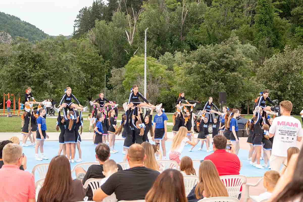 Cheerleading Večer oduševila sve prisutne u Parku širokobrijeških branitelja Cheerleading Večer oduševila sve prisutne u Parku širokobrijeških branitelja