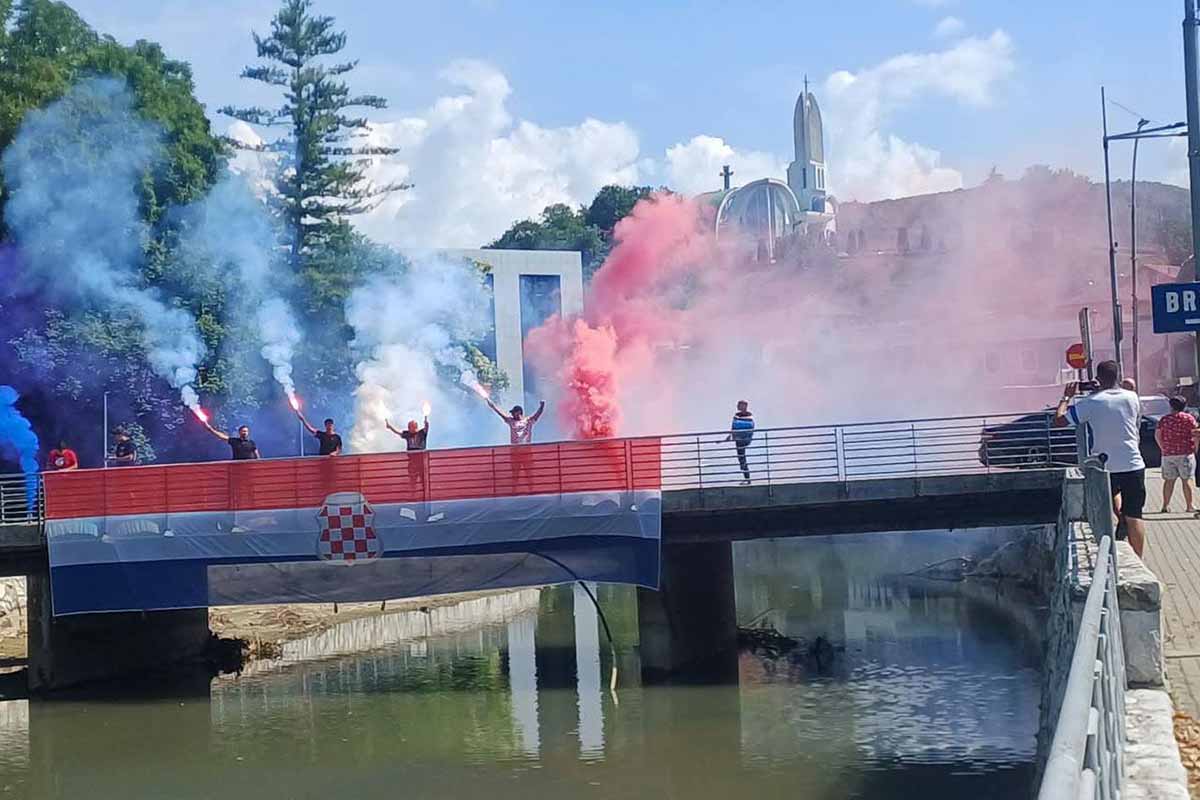 Navijači Hrvatske na mostu u središtu Kiseljaka postavili veliku zastavu hrvatskog naroda Navijači Hrvatske na mostu u središtu Kiseljaka postavili veliku zastavu hrvatskog naroda