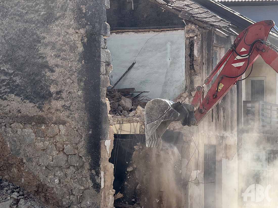 RJEŠAVANJE GORUĆEG PROBLEMA: U središtu Širokog Brijega nastavljeno rušenje opasnih derutnih kuća kod hotela! RJEŠAVANJE GORUĆEG PROBLEMA: U središtu Širokog Brijega nastavljeno rušenje opasnih derutnih kuća kod hotela!