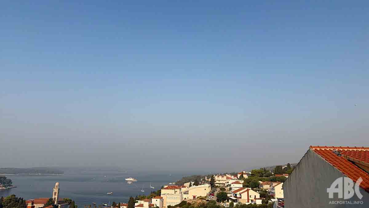 Veliki požar u BiH zadimio Dalmaciju, građani zatrpali 112 pozivima Veliki požar u BiH zadimio Dalmaciju, građani zatrpali 112 pozivima