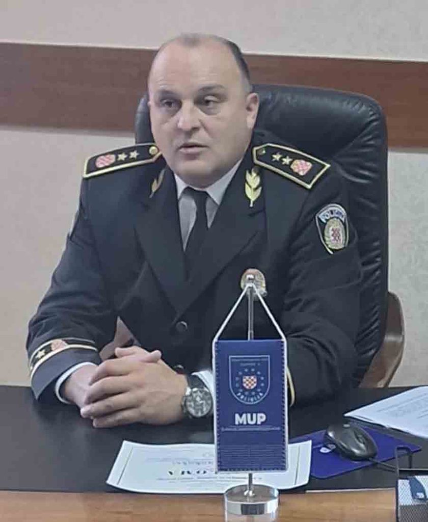 Obraćanje policijskog komesara Ivana Brkića povodom napada na policijskog službenika PU Široki Brijeg Obraćanje policijskog komesara Ivana Brkića povodom napada na policijskog službenika PU Široki Brijeg