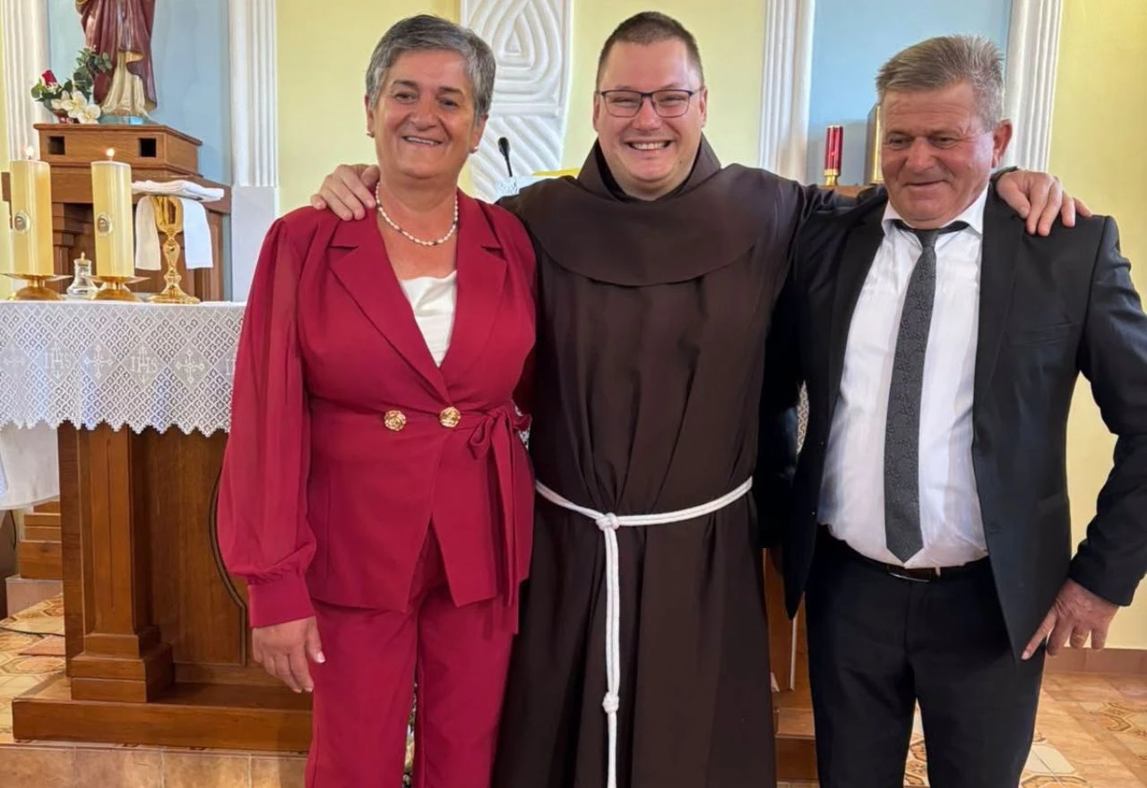 Milenko i Vesna Boras proslavili 40 godina braka: Podigli troje djece, a danas imaju desetero unučadi Milenko i Vesna Boras proslavili 40 godina braka: Podigli troje djece, a danas imaju desetero unučadi