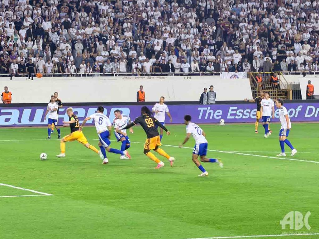 Sjajni Hajduk u ludoj utakmici pobijedio Ajax! Torcida bakljadom izazvala prekid Sjajni Hajduk u ludoj utakmici pobijedio Ajax! Torcida bakljadom izazvala prekid
